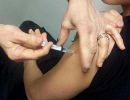Trento, vaccinazione di un bambino.